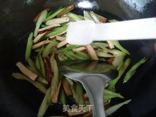 芹菜炒方干的做法步骤：10