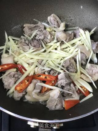 竹笋焖鸭肉的做法步骤：5