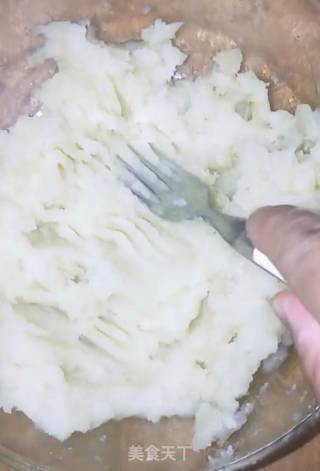 土豆脆皮肠的做法步骤：2