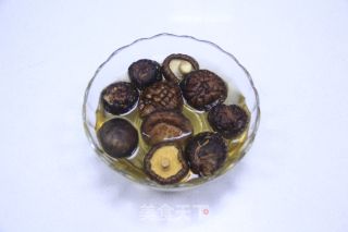家常菜营养美味冬菇蒸鸡的做法步骤：2