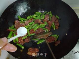 芦笋炒腊肠的做法步骤：9