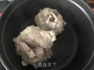 大骨头汤的做法步骤：2
