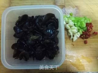 拌黑木耳的做法步骤：1