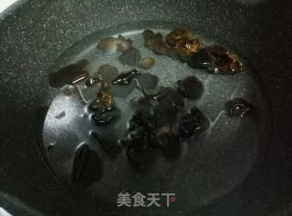 拌黑木耳的做法步骤：2