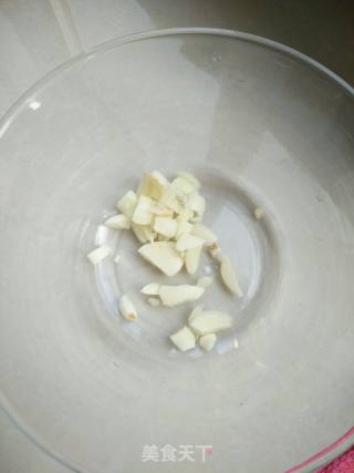 芝麻酱.拌茼蒿的做法步骤：2