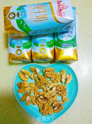 奶盖核桃牛奶的做法步骤：1