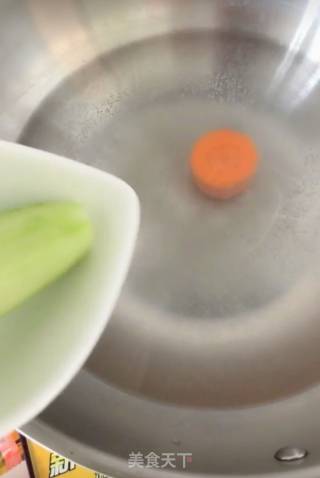 黄瓜丸子汤的做法步骤：2