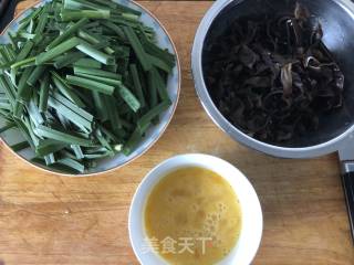韭菜木耳炒鸡蛋的做法步骤：1