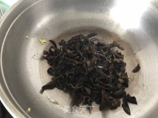 韭菜木耳炒鸡蛋的做法步骤：4