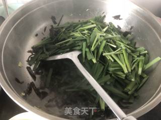 韭菜木耳炒鸡蛋的做法步骤：5