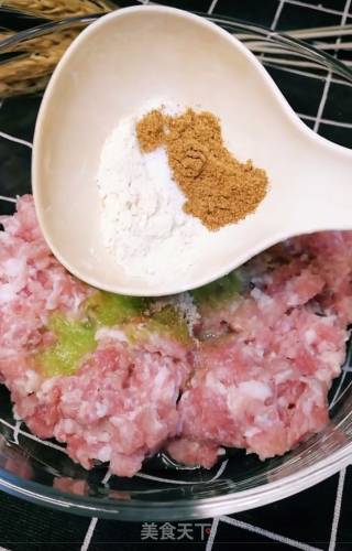 炸猪肉丸子的做法步骤：3