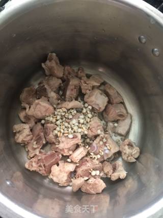 冬瓜薏米排骨汤的做法步骤：3
