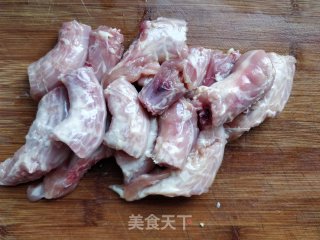 蒜香鸡脖的做法步骤：1