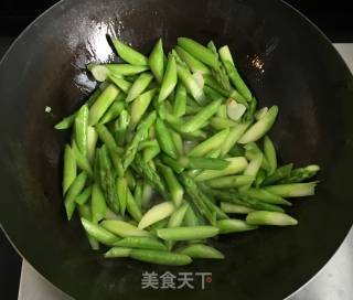 清炒芦笋的做法步骤：4