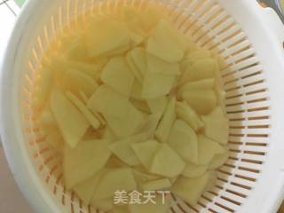 土豆炒肉片的做法步骤：1