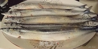 香酥秋刀鱼的做法步骤：1