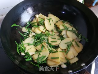 韭菜土豆片的做法步骤：5