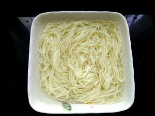 小白菜酱油炒面的做法步骤：3