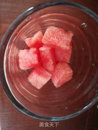 西瓜雪碧饮的做法步骤：2