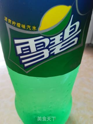 西瓜雪碧饮的做法步骤：3
