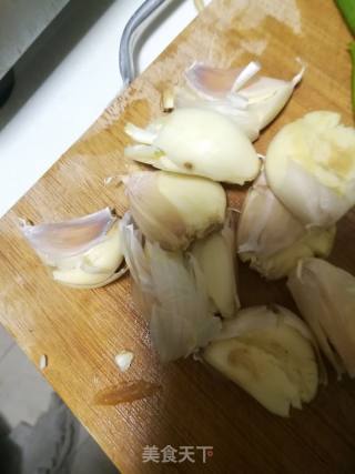 蒜头炒丝瓜的做法步骤：3