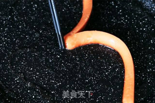 做份早饭都是爱你的形状——火腿肠煎蛋的做法步骤：4