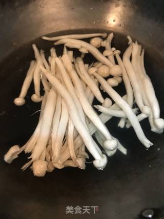海鲜菇炒肉的做法步骤：2