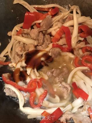 海鲜菇炒肉的做法步骤：7