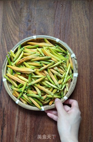 凉拌黄花菜的做法步骤：1