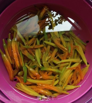 凉拌黄花菜的做法步骤：3