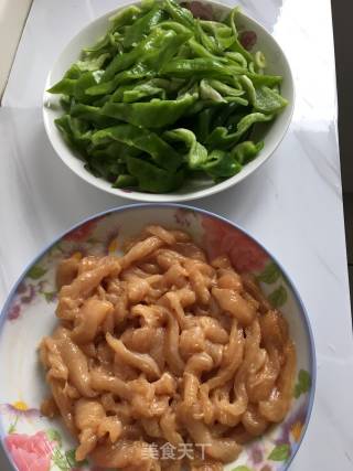 鸡胸肉丝滑炒青椒的做法步骤：1