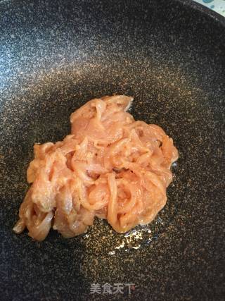 鸡胸肉丝滑炒青椒的做法步骤：2
