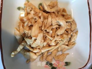 鸡胸肉丝滑炒青椒的做法步骤：4