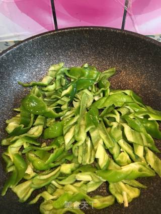 鸡胸肉丝滑炒青椒的做法步骤：5