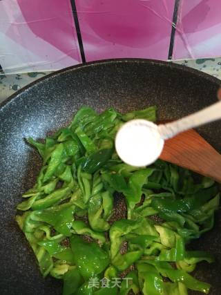 鸡胸肉丝滑炒青椒的做法步骤：6