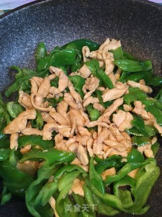 鸡胸肉丝滑炒青椒的做法步骤：7