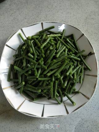 西红柿芝麻酱炒豇豆的做法步骤：2