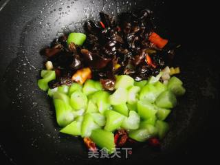 木耳炒丝瓜的做法步骤：8