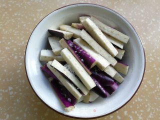 茄子烧豆角的做法步骤：2
