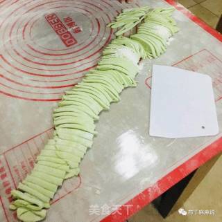 三彩手工面的做法步骤：5