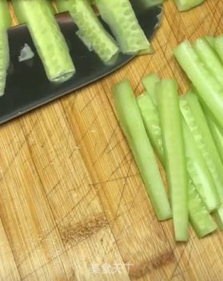 黄瓜虾仁烙的做法步骤：1