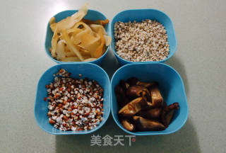 薏米茨实猪骨煲冬瓜汤的做法步骤：2
