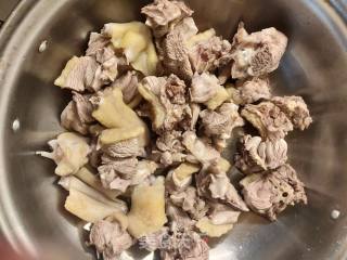 椒盐鸭肉的做法步骤：1