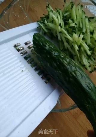 黄瓜蛋饼的做法步骤：1
