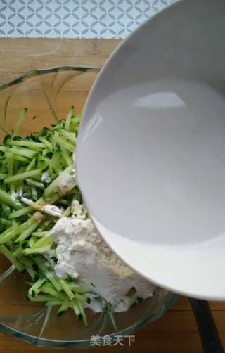 黄瓜蛋饼的做法步骤：4