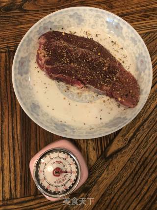 煎原切牛排的做法步骤：3