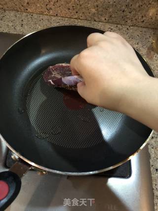 煎原切牛排的做法步骤：5