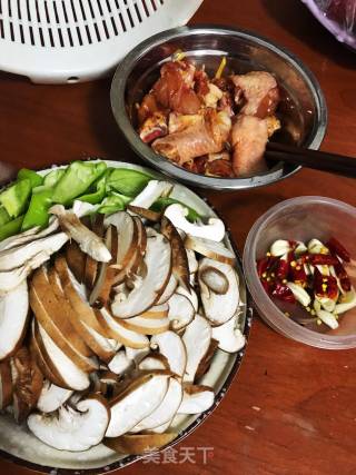 鸡腿肉炒香菇的做法步骤：2