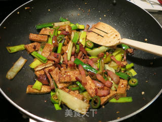 咸肉烧豆腐的做法步骤：7