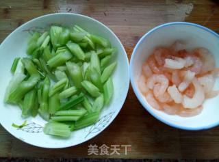 芹菜炒虾仁的做法步骤：1